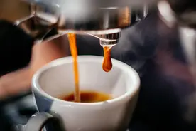 速溶咖啡鄙视链：喝三顿半的看不起冲雀巢的图片