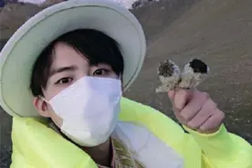 《极限挑战宝藏行》嘉宾摘雪莲惹争议，刘宇宁澄清“是道具”！这已经不是“摘雪莲”首次上头条图片