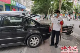 郑州一私家车占压人行盲道 车牌被掰弯图片