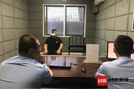 一辆京牌汽车在蓉撞毁隔离栏后逃逸 成都交警：涉多项违法将拘留图片
