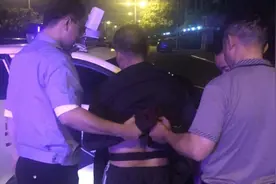 男子凌晨溜入小区地下停车场
盗窃车内财物被保安“瓮中捉鳖”图片