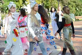 乌克兰举行“世界清洁日”废弃物服装走秀图片