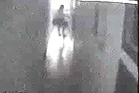 烟台：女子打开房门，突然从里面冲出一名赤裸上身的男子图片