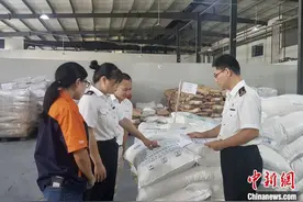 江西省蜜桃果汁浓浆首次出口越南图片