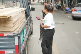 90后不做白领开货车 独自抚养俩娃 她才是现实版“一往无前的妹妹”图片