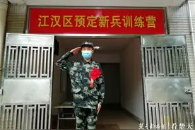 母亲刚刚去世，甘肃小伙含泪回汉参加入伍前训练图片