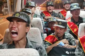 恶劣！解放军新兵入伍泪别父母，台媒竟造谣“因被送往中印边境而难过痛哭”图片