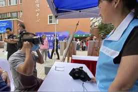 他为国庆70周年上海彩车设计“花仙子”旗袍，团队中都是“科技达人”图片