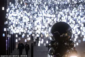 莫斯科街道LED灯“闪亮”登场 点缀城市夜景图片