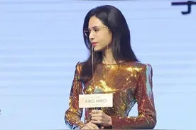 “冻龄”李若彤又上热搜！网友：你是神仙姐姐，我是54岁图片