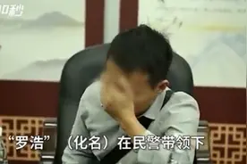 54岁母亲一眼认出被拐26年儿子，两人相抱痛哭，父亲暗自抹泪图片