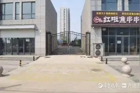 泰山华侨城消防通道有石墩？物业：为规范业主停车设可移动石墩图片