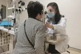 河南女子术后抱头痛哭，30多年来第一次将世界看清图片