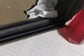 缺德！海口一小区楼上住户频频泼水乱丢纸巾 楼下住户气愤报警图片