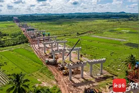 国道G360文临高速公路海口琼山甲子段成功架设首片箱梁图片