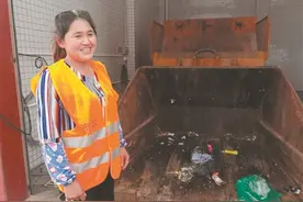 环卫工倒垃圾发现一个钱包……图片