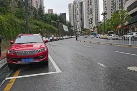 贵阳一路段要收停车费？“收费员”收费两天后消失，假的图片