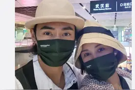 袁弘张歆艺回武汉 夫妻俩亲密依偎难掩激动心情图片