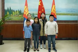 抗疫表彰大会上的蒙古国女孩蜜雪：友谊就是理解和懂得图片