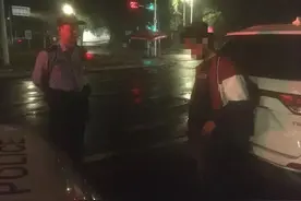 “200不够我出1000，你放我走吧！”酒驾司机见到民警，啥招都用出来了图片