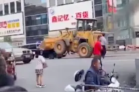 河南男子开铲车砸坏警车被刑拘，起因为债务纠纷，无人受伤图片