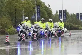 荆州交警备战摩托车警务驾驶技能比武图片