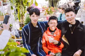 知名主持人因一张照片上热搜！网友笑疯了：哈哈哈哈哈图片