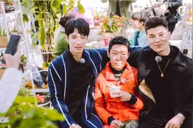 知名主持人因一张照片上热搜！网友笑疯了：哈哈哈哈哈图片