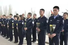 反恐烈士葬礼上，女儿天真喊：爸爸起床图片