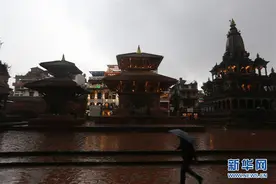 雨中的尼泊尔帕坦古城图片