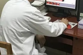杭州60岁阿姨赶时髦，喝下“秋天里的第一杯奶茶”！这下翻车了……图片
