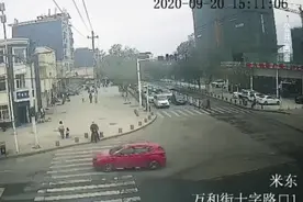 外卖小哥16秒停住失控汽车！网友纷纷点赞图片