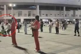 小孩骑车撞到跳广场舞幼师遭掌掴，教育局：等警方调查后处理视频封面