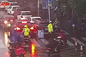 雨天给交警扔伞的外卖小哥找到了！他说：我也曾感受过这份温暖图片