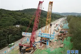江苏首座装配式公路桥成功吊装超300吨重盖梁图片
