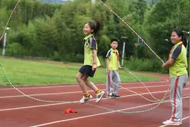 快评：让学生跑起来，学校要敢担当，家长对孩子“意外受伤”需理性维权图片
