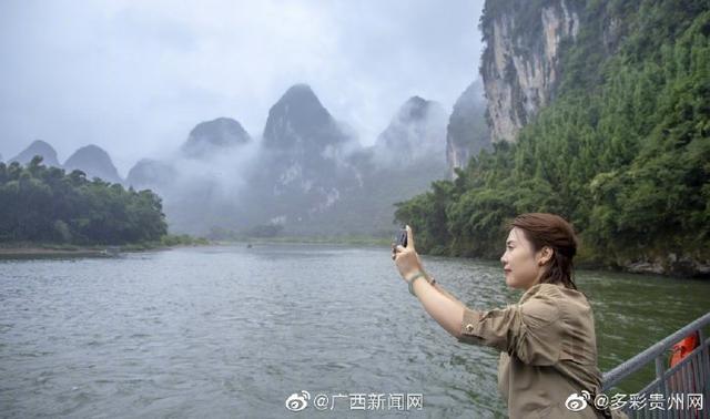 畅游烟雨迷蒙漓江 欣赏大美桂林山水