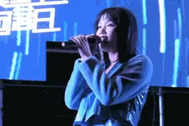 如何看待“歌手黄龄踩到‘陷阱’跌落舞台受伤”后的承办方回应？图片