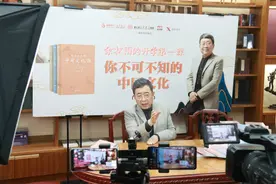 余秋雨在上海书城“云直播”，带青少年漫游中华文化图片