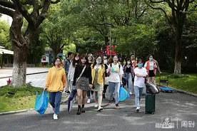 上海商学院新生报到！这位26岁小哥哥比同学大了整整8岁图片