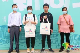 龙凤胎兄妹考上同大学同专业 父母挑着扁担送其上学图片