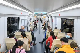 体验成都地铁18号线：车厢座椅软包设计，增设独立母婴室图片
