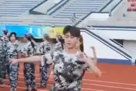 稳居C位！大一新生军训表演跳拉丁视频封面