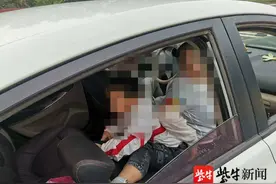 家长让娃高速上背靠背坐车，交警发现后一身冷汗图片