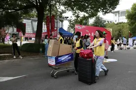 抖音直播、摸盲盒、集体生日趴……上海商学院迎来“花式”开学季图片