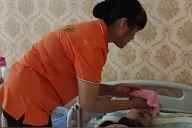 湖南这个好儿媳带着瘫痪婆婆在老年公寓上了3年班：没人看管她早就去世了图片
