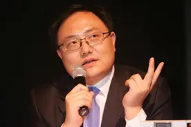 上市的罗振宇向左，还债的罗永浩向右图片