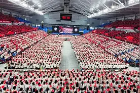 青春绽放，太燃了！武大开学典礼，学子高唱《夜空中最亮的星》，抗疫医护子女站C位图片