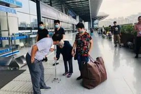 百岁老人乘动车出行，上车前突然落泪……图片