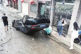 女司机开夜车犯困“砰砰”4车受损图片